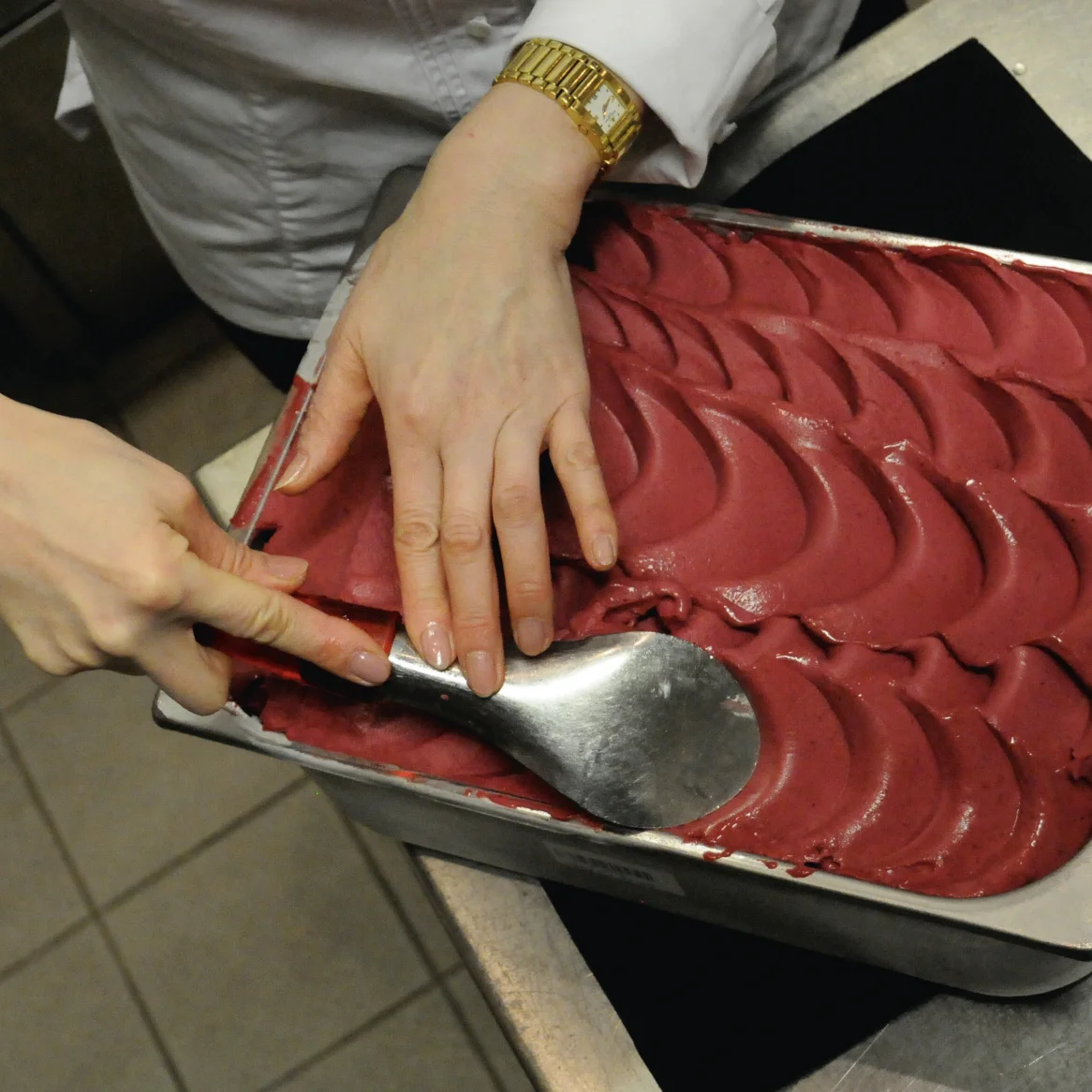 Rote Glace wird mit dem Spatel in Wellen gestrichen.